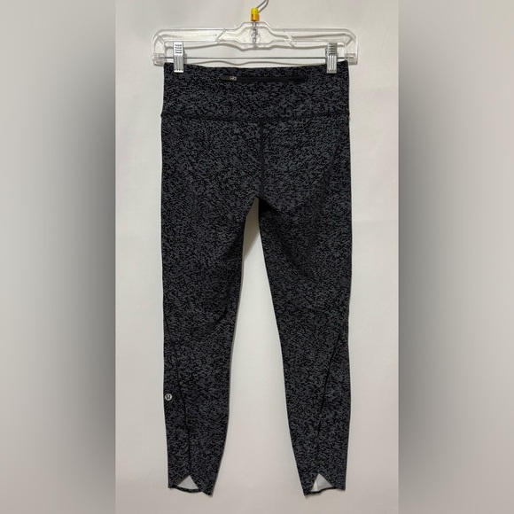 Lululemon Quick Pace Tight Leggings 7/8 Length Soundwave Black White Luxe Size 4 - Picture 12 of 12